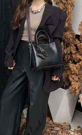 حقيبة يد نسائية كبيرة الحجم لون اسود مع دلاية - KSA